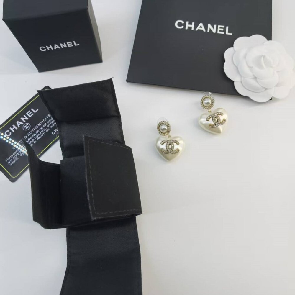 đChanel earrings - Picture 3 of 5